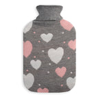 Bolsa de agua caliente PENGO 1.8L con funda de punto gris y estampado de corazones blancos y rosas