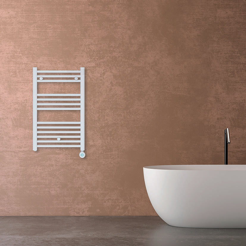 Toallero eléctrico Fácula instalado en pared de baño moderno de diseño minimalista