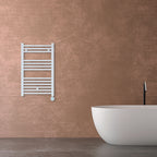 Toallero eléctrico Fácula instalado en pared de baño moderno de diseño minimalista