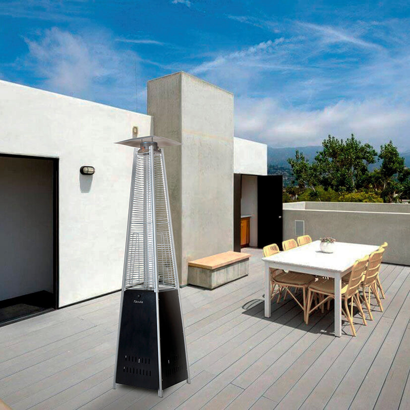 Estufa de terraza Fácula Keops de 13kW instalada en una terraza moderna de madera
