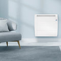 Emisor térmico seco Fácula Serie L blanco de diseño ultrafino instalado en una pared de salón moderno.