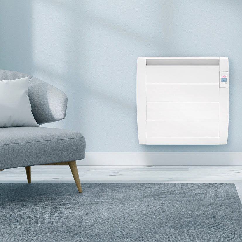 Emisor térmico seco Fácula Serie L blanco de diseño ultrafino instalado en una pared de salón moderno.