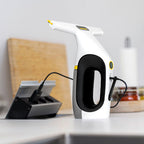 Limpiacristales Karcher WV 2 en proceso de carga mediante cable USB-C sobre una encimera.