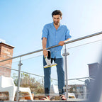 Uso del limpiacristales Karcher WV 2 en una barandilla de cristal exterior mostrando su versatilidad.