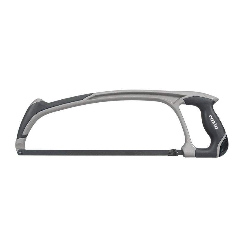 Arco de sierra profesional de aluminio ligero marca Ratio con hoja de 300mm instalada.