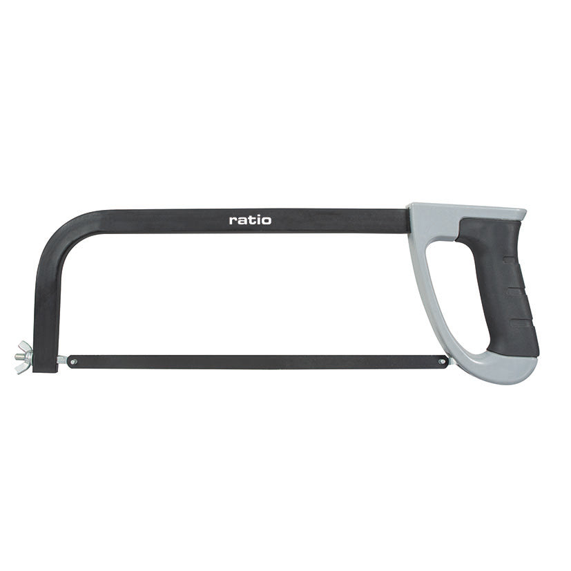Arco de sierra manual marca Ratio con mango ergonómico negro y gris sobre fondo blanco