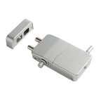 Alt Text: Cuerpo de la cerradura de seguridad invisible Arregui en acabado plata con sus dos pernos de acero extendidos y el soporte de cierre lateral.