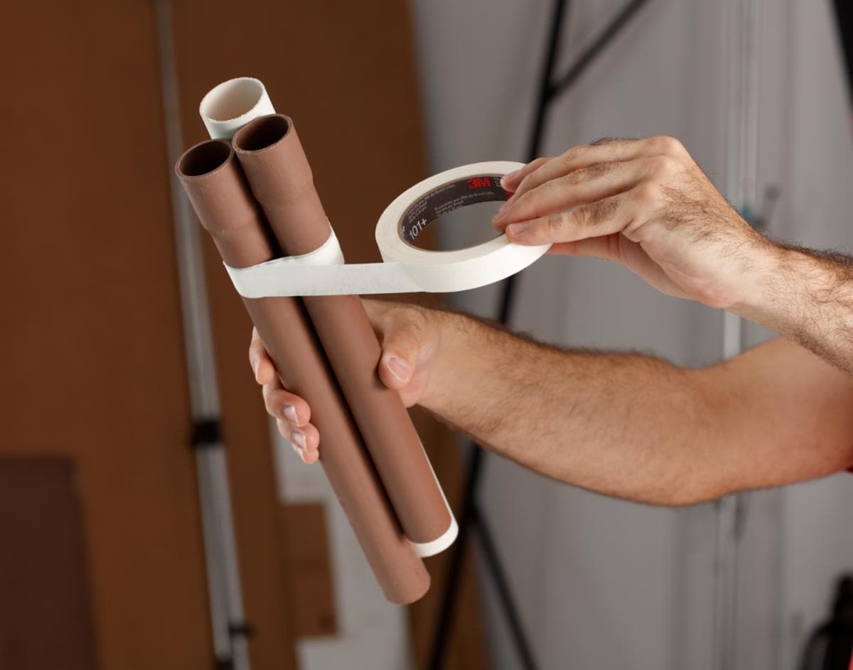 Cinta adhesiva 3M 101E de caucho, utilizada para tareas de agrupación y fijación temporal en talleres y almacenes.