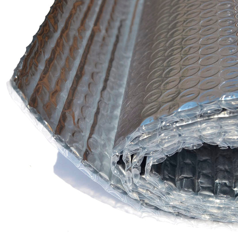 Primer plano del material aislante térmico de aluminio con estructura de burbuja multicapa.