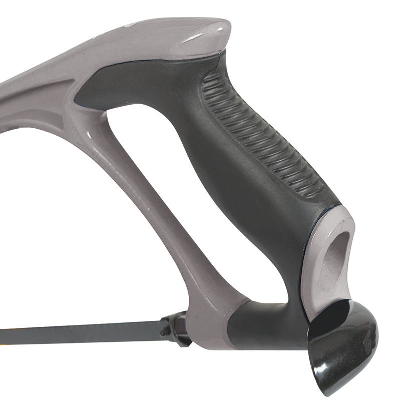 Primer plano del mango antideslizante y perilla de ajuste de tensión del arco de sierra Ratio.