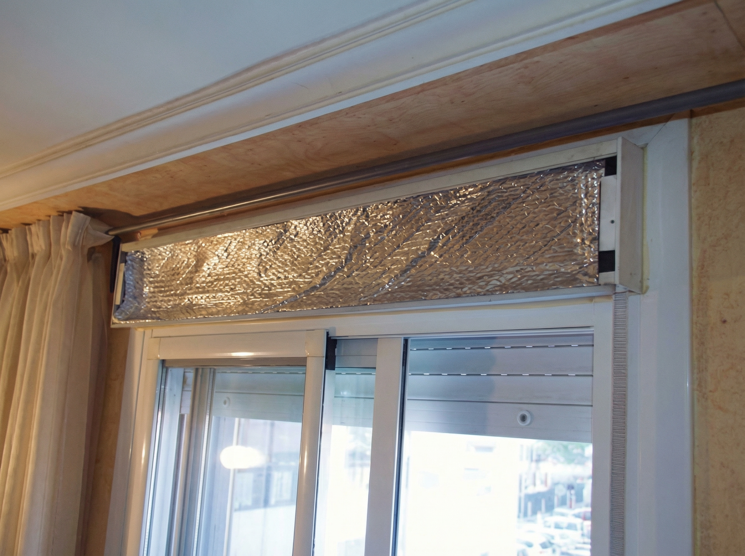 Ejemplo de instalación de lámina reflectante térmica FUN&GO en el interior de un cajón de persiana.