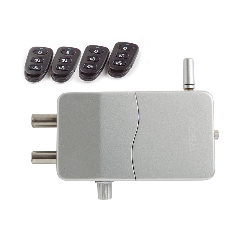Vista superior de la cerradura de seguridad invisible Arregui junto a los cuatro mandos a distancia que incluye el pack para control total del hogar.