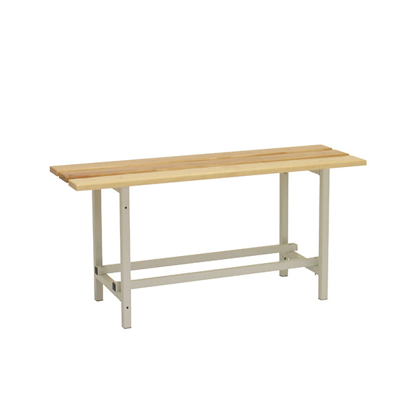 Vista en perspectiva del banco de vestuario Simonlocker 1000 con estructura metálica gris y asiento de madera, dimensiones de un metro de ancho, diseñado para vestuarios profesionales.
